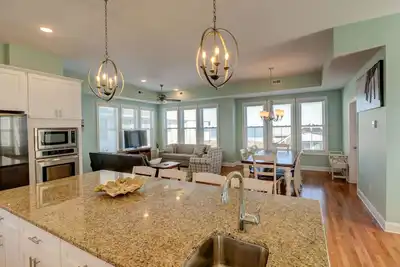 Image de * Magnifique * Construit 2018 - 4 ch, 3. 5 bth (3 lits king), suite mstr, accès à la plage