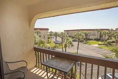 Image de Ocean View Villa. Étapes à la plage. Piscine, bain à remous, Wi-Fi gratuit, pour 6 personnes