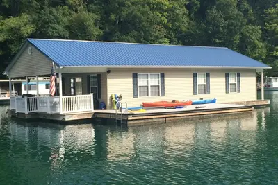 Image de Ajustement de l'attitude Belle maison flottante sur le pittoresque lac Norris