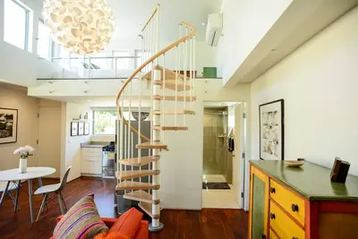 Image de Studio moderne de Santa Monica près de l'avenue Montana, près de la plage, du centre commercial et des restaurants