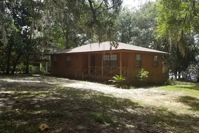 Image de Maison privée au bord du lac avec véranda et quai - pêchez, détendez-vous; calme et ombragé