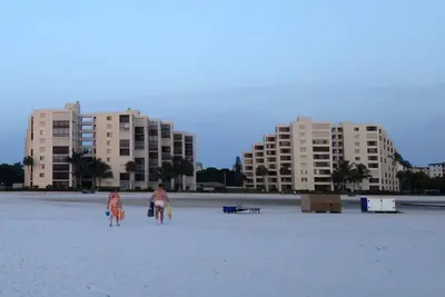 Image de Août-décembre disponible, Sandarac Condo est \"à droite\" sur la plage de Fort Myers