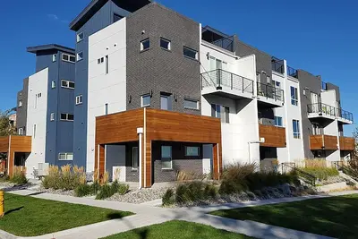 Image de Maison de ville spacieuse avec terrasse sur le toit! Super proche du centre-ville de Denver!