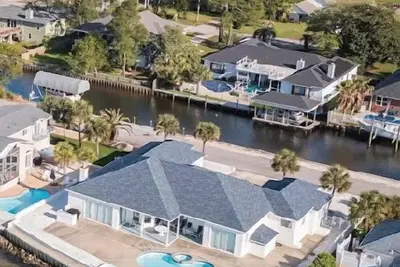 Image de Maison au bord de l'eau avec piscine \/ bain à remous. Apportez votre bateau!