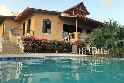 Image de Oasis tropicale dans les collines surplombant le Pacifique