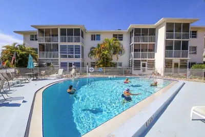 Récemment Décoré avec piscine vues! Pratique Accès-pas d'escaliers!