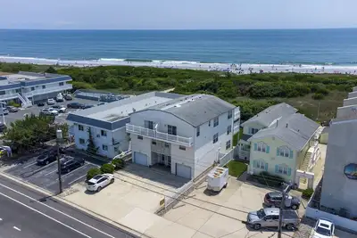 Image de Oceanfront Townhouse! Clôturé dans la cour arrière! Animaux acceptés! 5 mai - 30 juin Ouvert!