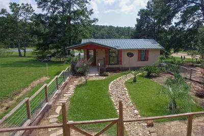 Image de Magnifiquement décorée cabane dans la forêt nationale