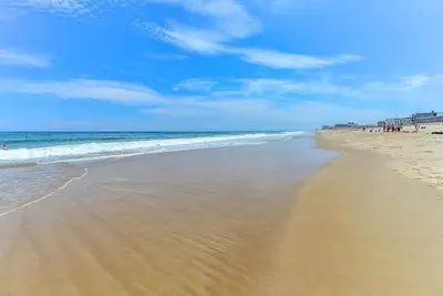 Image de Spacieux, bien éclairé 2br2ba Condo Oceanview - Moins de 50 étapes de la plage!
