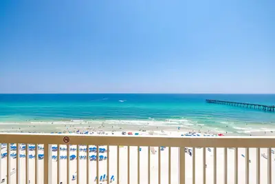 Image de 8/24 - 8/29 disponible! Calypso Towers Beach Retreat - Services de chaises de plage