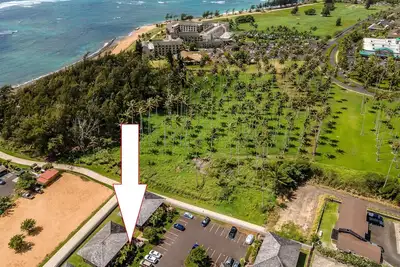 Image de 2 Bd 1. 5 marches pour aller à la plage. A \/ C dans 2 chambres côté océan du complexe