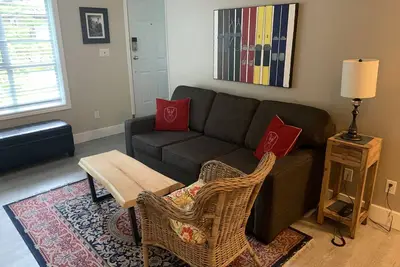 Image de Une maison loin de chez soi située à distance de marche de tout!