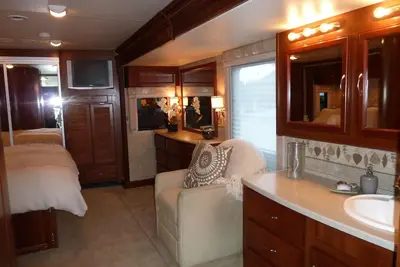 Image de Kelowna Land Yacht - les enfants et les animaux de compagnie sont les bienvenus!