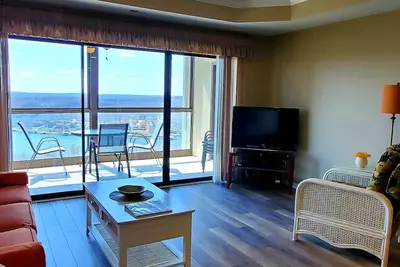 Image de 3 chambres 3 salles de bain Lac des Ozarks condo avec une vue imprenable!