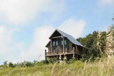 Image de Antler Colline Lodge- construction récente!