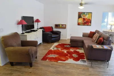 Image de Immaculée 1Br w / blanchisserie, cour fermée, + 5 min à pied des magasins Uptown