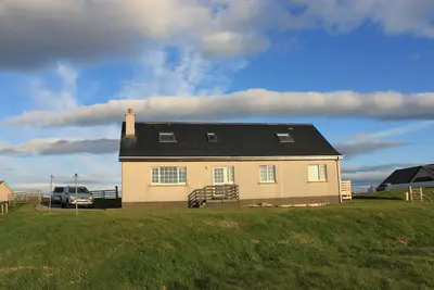 Image de Grand bungalow avec des vues spectaculaires sur Stornoway, le Minch et le continent.