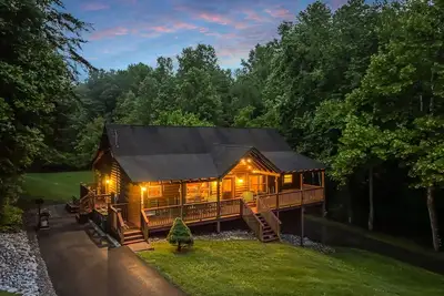 Cabine: bain à remous, 2 cheminées, salle de jeux, immense cour, Fire Pit & Lg Grill, Wifi gratuit