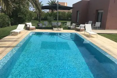 Image de 3 chambres Kingsize avec beau jardin et piscine sur un terrain de golf