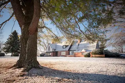 Image de Maison spacieuse, vue imprenable sur la montagne au bord de la piscine, à quelques minutes du centre-ville