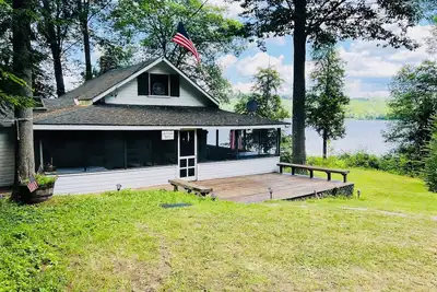 Image de Lakefront Cottage sur la baie sud du lac Memphrémagog