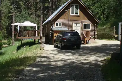 Image de Shady Glen (chalet tranquille en bois rond, niché parmi le chêne et le cèdre)