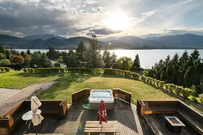 Image de Immense maison familiale en face du lac Skaha avec vue, bain à remous et sur les routes des vins!