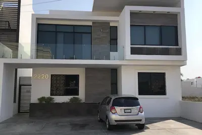 Image de Apt moderne 1er niveau avec toit à 5 min de la plage. (WiFi, câble, Ac, chaudière)