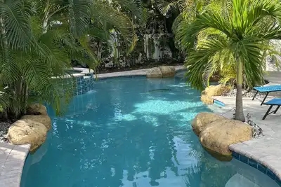 Image de Charmante maison en Floride avec une sensation évocatrice d'île tropicale.