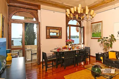 Image de Beautiful apartment with Front Lake balconies for 8 people