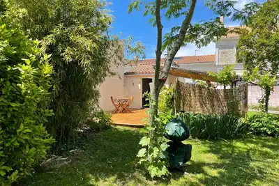 Image de Petit studio, terrasse bois, jardin. 15 mins plages la Palmyre et Côte sauvage.