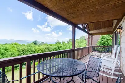 Image de Maison de montagne 3bd / 3ba, au-dessus des pistes de ski, grandes vues, bain à remous, suite principale King, à 5 km de Blowing Rock