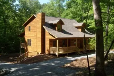 Image de Belle cabine sur un grand terrain, Wifi, salle de jeux, bain à remous, projeté sur le pont arrière