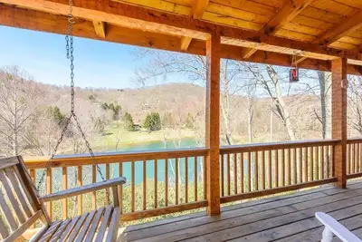 Image de Cabine 3bd / 3ba située dans les lacs sur les vues de Seven Devils, Mtn et Lake, bain à remous, tables de jeu et King Master Suite