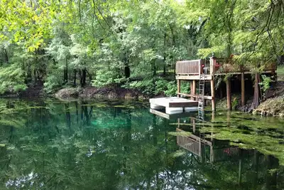 Image de Cottage minuscule unique au bord de l'eau