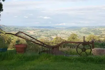 Le grenier est une retraite rurale avec un poêle à bois confortable et des vues spectaculaires.