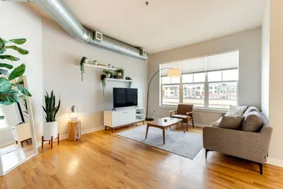 Image de Nouveau! 2br Denver Condo minutes au centre-ville \/ stades