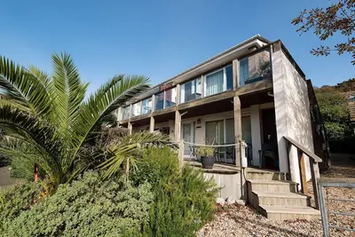 Image de Bel appartement avec terrasse extérieure, vue sur la mer et parking.