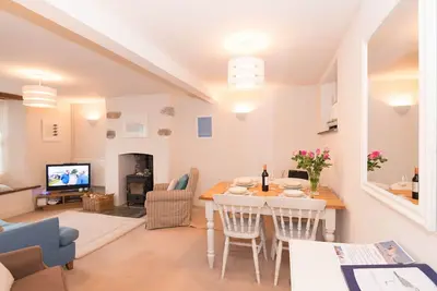 Image de Joli cottage acceptant les animaux de compagnie avec garage, Wi-Fi et vue sur la rivière.