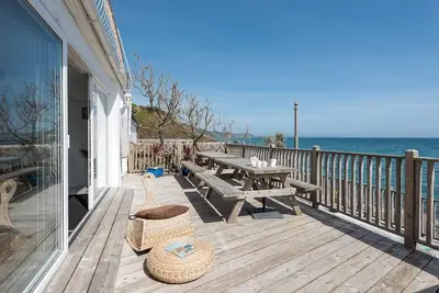 Image de Fabuleuse propriété côté plage avec une vue magnifique.
