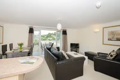Image de Appartement moderne joliment meublé avec parking et vue sur la rivière et la ville de Looe.