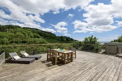 Image de Villa moderne pour quatre personnes avec grand balcon et vue sur la mer