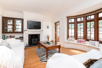 Image de Superbe maison familiale avec wifi et parking - proche ville et plage.