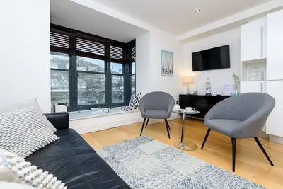 Image de Élégant appartement au premier étage dans le coeur de la ville avec de belles vues sur la rivière.