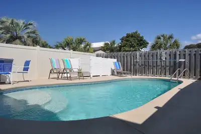 Image de Étapes de la piscine privée à la plage tranquille!