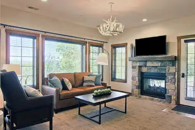 Image de Tout nouveau 2br Ski In / Ski Out Creekside Condo - Entièrement rénové