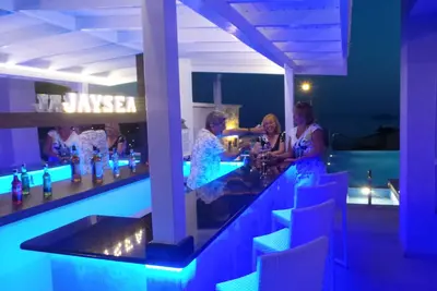 Image de Villa contemporaine de 4 chambres, vue magnifique sur la mer, femme de chambre quotidienne, piscine chauffée, 2 bars