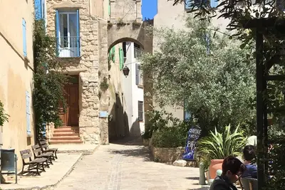 Image de Vue d'étang et mer au cœur du vieux village de Bages entre Narbonne et Collioure