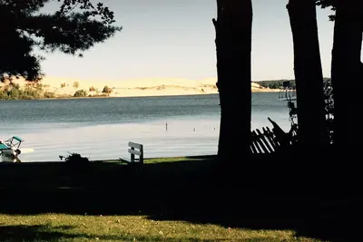 Image de Maison sur le lac. Sortez votre porte pour la natation, le canotage ou le café du matin.