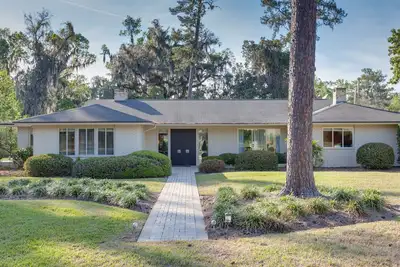 Image de Maison Creekside sur trois acres près de Uf